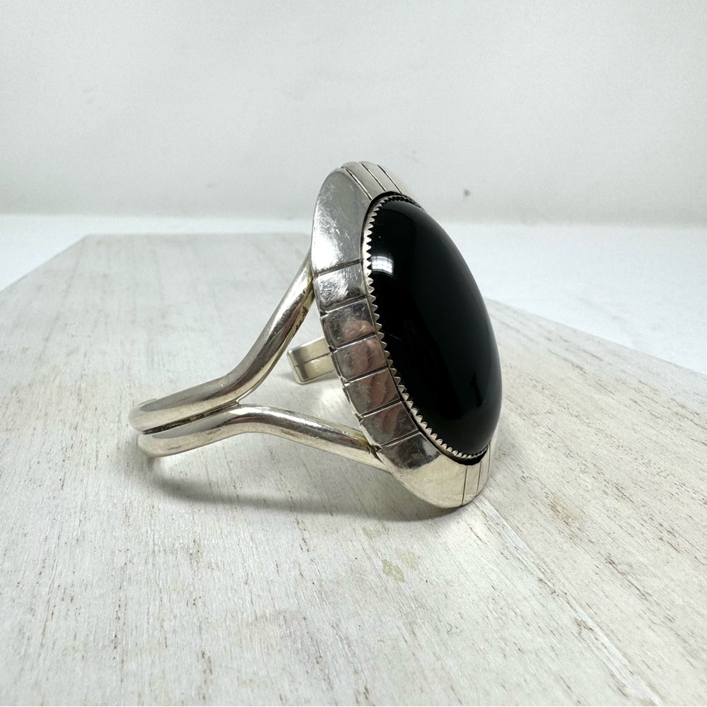 E YAZZIE Navajo sterling silver, large onyx cuff bracelet, 47.2g - Picture 6 of 13